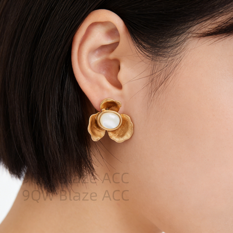 Metal flower inlaid shell new exquisite light luxury high-end sense 925 silver needle French high-end medieval style earrings