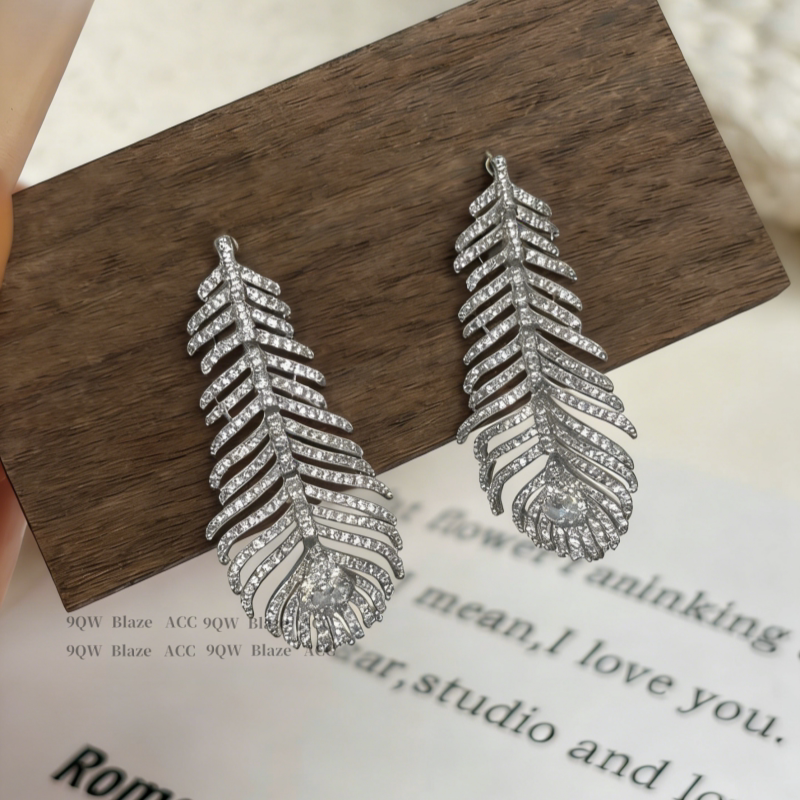 21st century Maharaja wife IU same zircon feather smart earrings, high-end long tassel to modify the face shape earrings