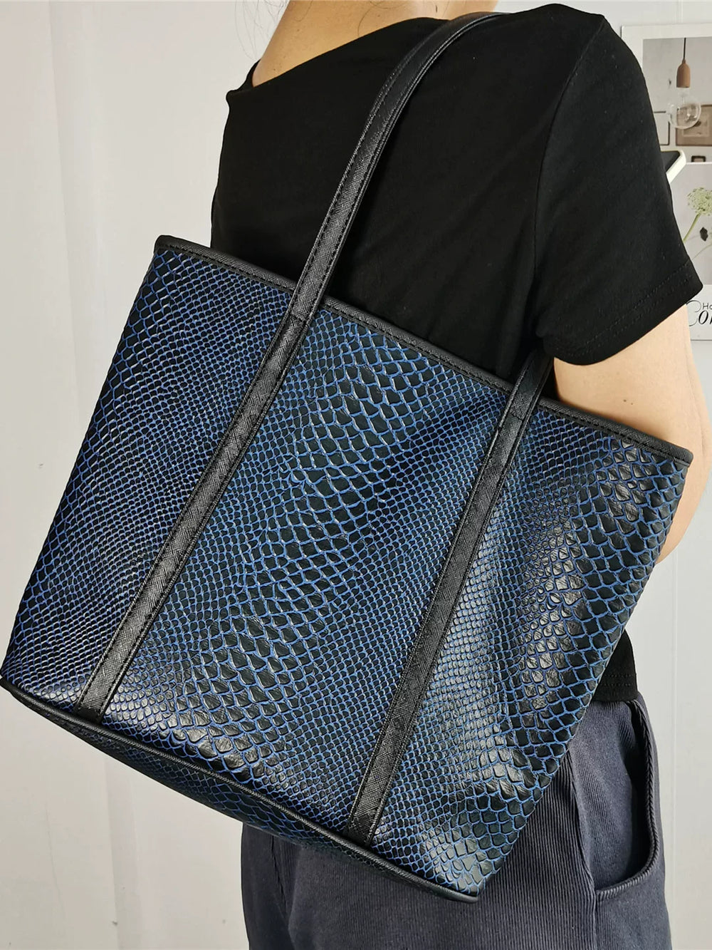 Snake print women's bag, large capacity handbag, medium daily commuting, versatile splicing, contrasting shoulder bag, zipper bag texture
