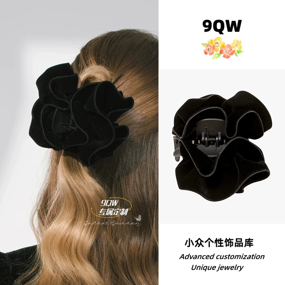 9QW relaxation, ball head folds, rosebuds, hair clips, atmosphere, a lot of hair, fashionable hair accessories, and headwear
