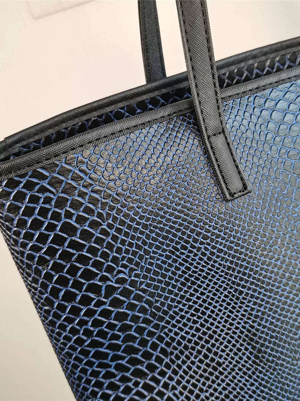 One shoulder hand withdrawal, large capacity tote bag, snake print, three-dimensional, high-value commuter women's bag, zipper foreign trade export bag