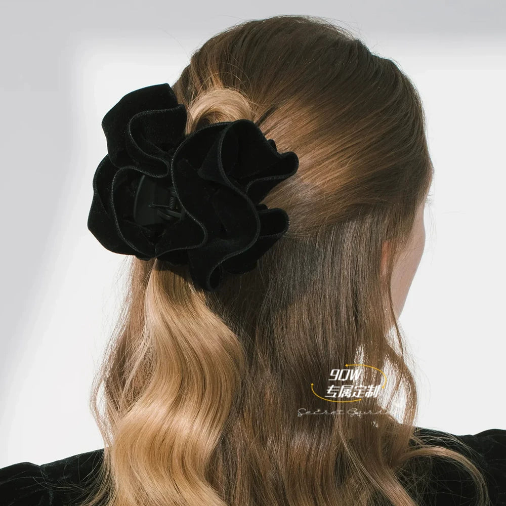 9QW relaxation, ball head folds, rosebuds, hair clips, atmosphere, a lot of hair, fashionable hair accessories, and headwear