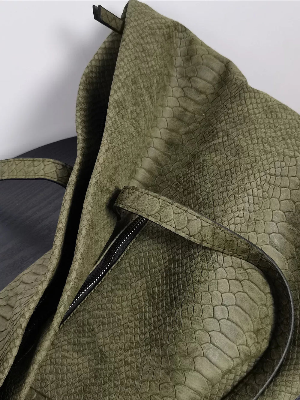 Large tote bag lazy wind light retro commuter snake print women's bag soft leather texture super large capacity foreign trade bag
