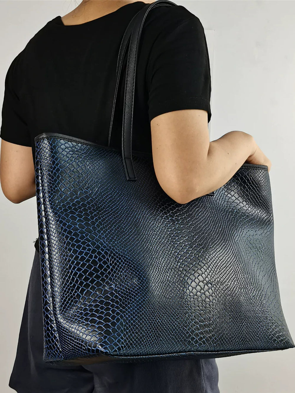 One shoulder hand withdrawal, large capacity tote bag, snake print, three-dimensional, high-value commuter women's bag, zipper foreign trade export bag
