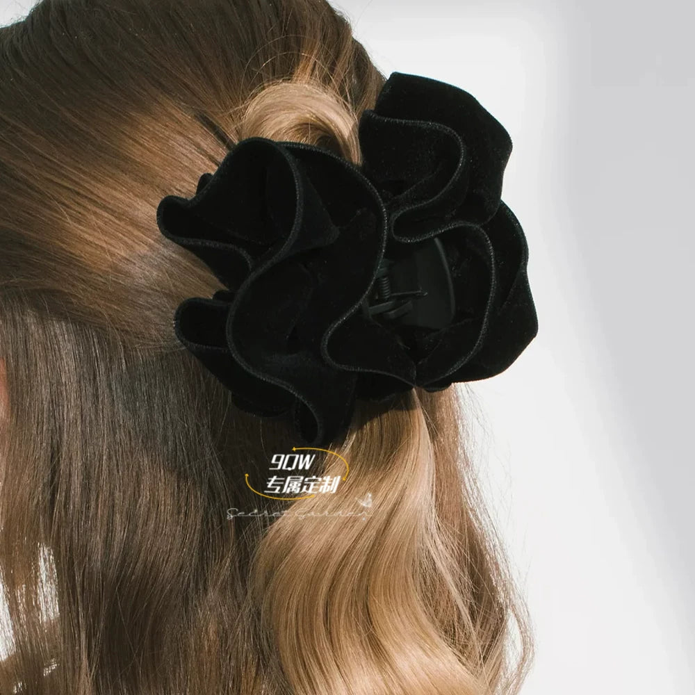 9QW relaxation, ball head folds, rosebuds, hair clips, atmosphere, a lot of hair, fashionable hair accessories, and headwear
