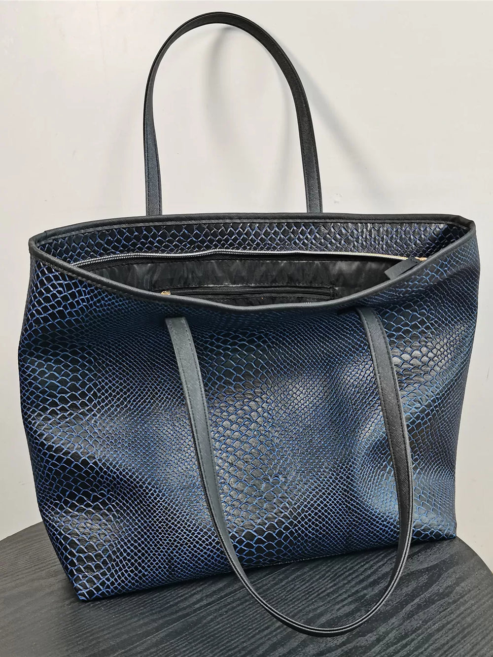 One shoulder hand withdrawal, large capacity tote bag, snake print, three-dimensional, high-value commuter women's bag, zipper foreign trade export bag