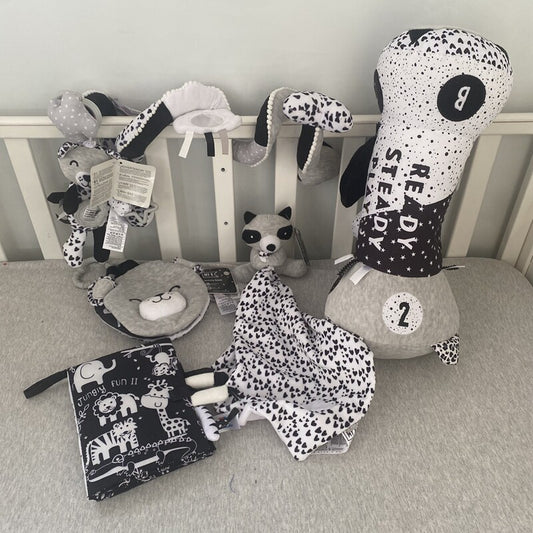 Foreign trade baby crawling pillow bed around the black and white tail cloth book baby visual stimulation tactile training cloth book soft building blocks