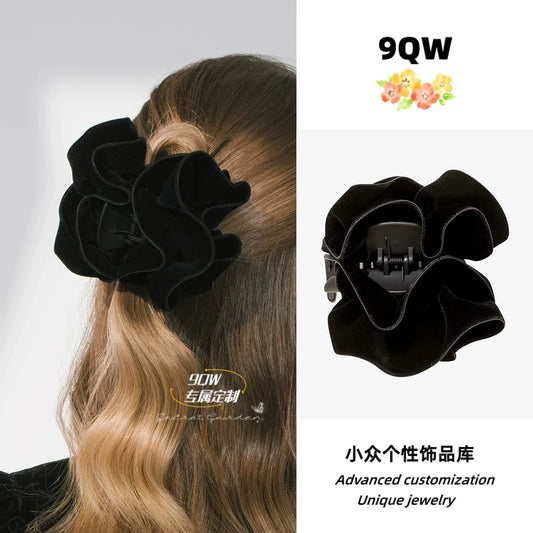 9QW relaxation, ball head folds, rosebuds, hair clips, atmosphere, a lot of hair, fashionable hair accessories, and headwear