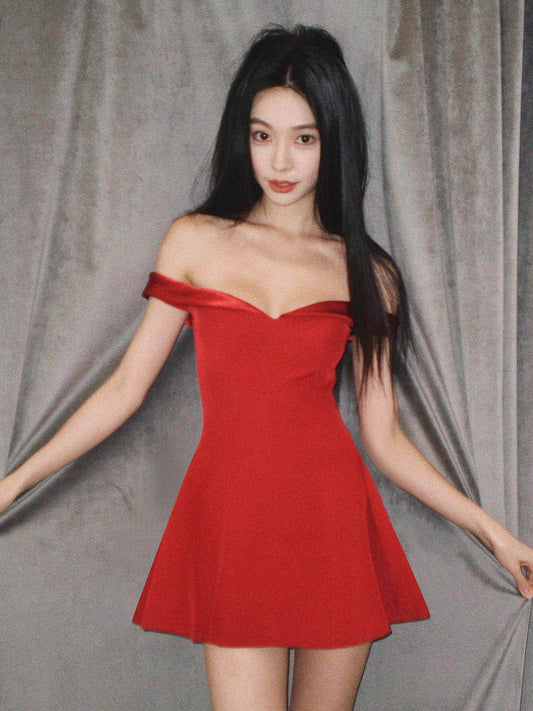 Yi Mengling has the same French one-shoulder bandeau dress, a red waist and a slim temperament, a short skirt