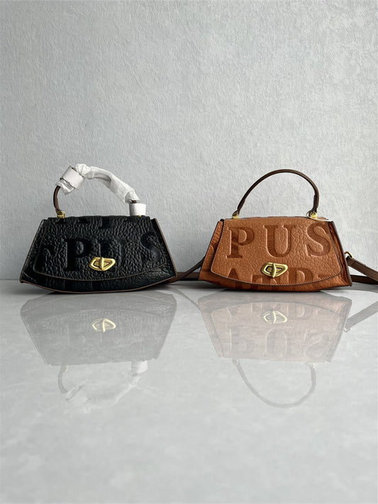 The first layer of cowhide leather in the mall is a fashionable and versatile handbag, a crossbody bag