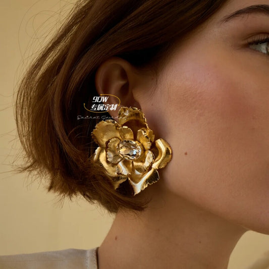 9QW European and American exaggerated three-dimensional metallic style flower earrings, light luxury, high-end niche, sweet and cool style stud earrings