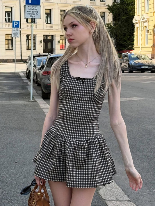 French girl plaid square neck sleeveless dress 2026 summer outfit hot girl waist slimming pleated short skirt woman