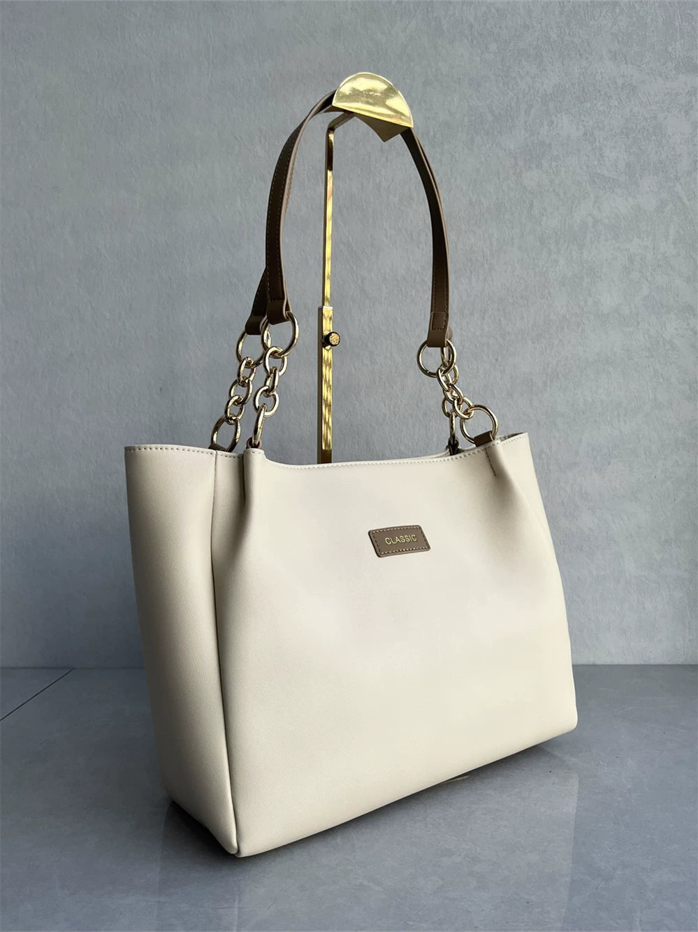 Tail goods clearance high-quality imported cowhide tote bag fashionable and versatile, simple and casual, large capacity one-shoulder armpit women