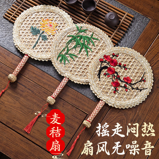 In summer, the big pu fan is old-fashioned and hand-woven wheat straw fan, and the household portable fan is used to shake the fan to repel mosquitoes